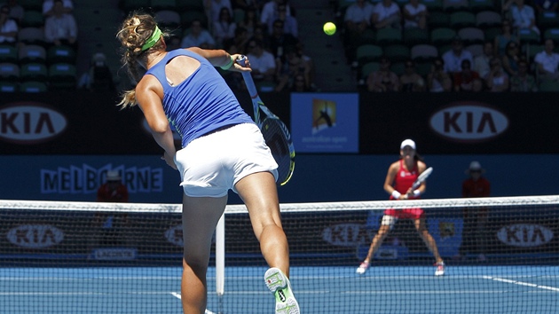 PODÁNÍ. Bloruská tenistka Victoria Azarenková podává v zápase s Agnieszkou