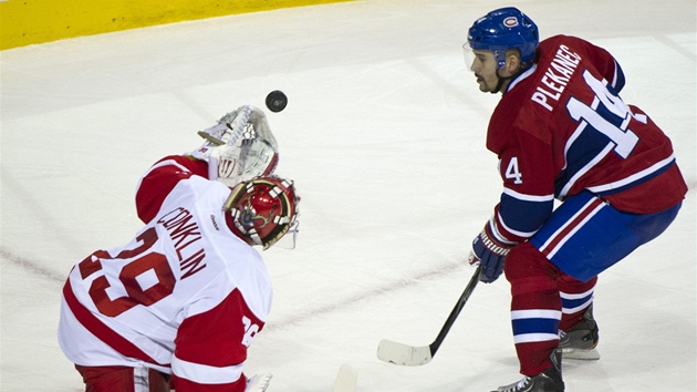 Montrealsk tonk Tom Plekanec v anci ped glmanem Ty Conklinem.