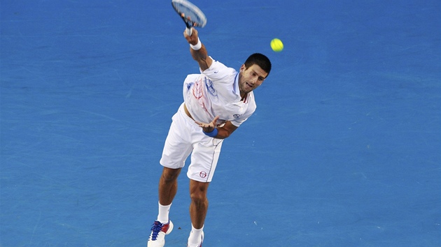 SERVIS. Novak Djokovi podává v semifinálovém duelu s Andym Murrayem.