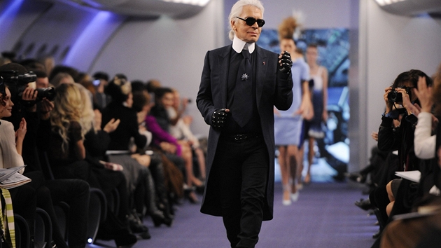 Bohat zkaznice i modelky Karla Lagerfelda miluj pro jeho npady i vzneen chovn.