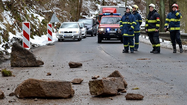 Hasii odstraují uvolnné kameny na svahu u Kyselky na Karlovarsku.
