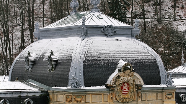 Opravená kopule na střeše Císařských lázní v Karlových Varech.