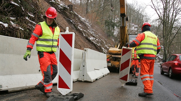 Na silnici z Karlových Var do Kyselky instalovali ve stedu  betonová svodidla.