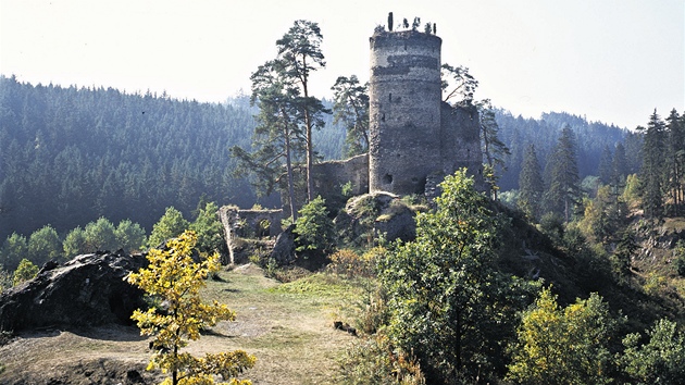 Malebná z�ícenina hradu Gut�tejn p�itahuje u� mnoho let trampy, turisty i