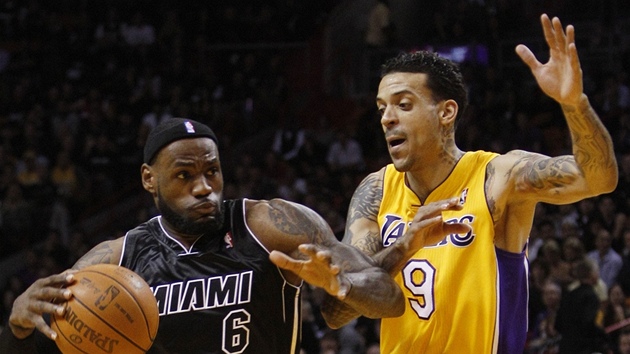LeBron James (vlevo) z Miami obchz Matta Barnese z LA Lakers.