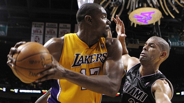 Andrew Bynum (vlevo) z LA Lakers hledá cestu pes Shanea Battiera z Miami.