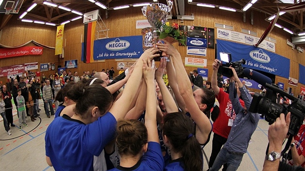 MY VÁM TEN POHÁR P�IVEZEME. Po ro�ní pauze se do Trutnova vrací pohár pro