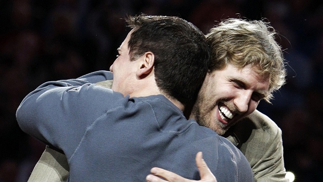 PRSTEN PRO NEJV�T�ÍHO Z MILÁ�K�. Dirk Nowitzki (�elem) je hlavní oporou