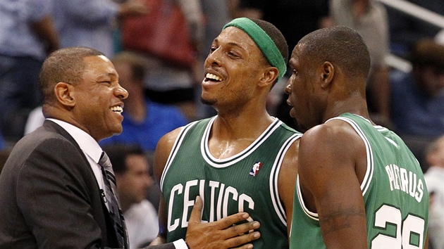 POVEDLO SE. Bostonský trenér Doc Rivers chválí Paula Pierce a Mickaela Pietruse.