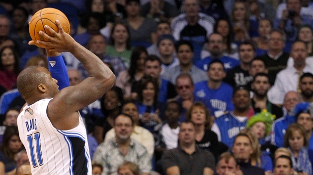 Glen Davis z Orlanda stílí pes padajícího Grega Stiemsmu z Bostonu.