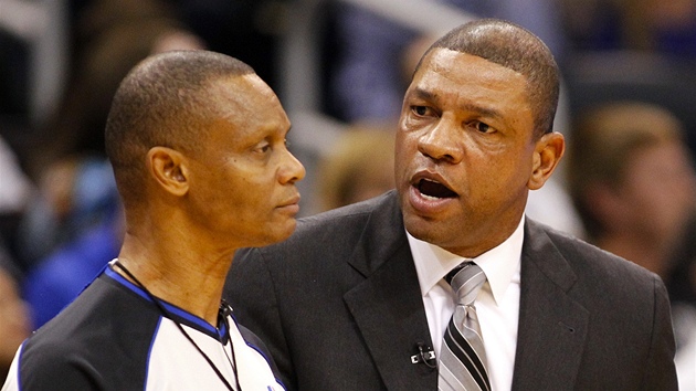 ALE PANE ROZHODÍ... Bostonský trenér Doc Rivers oslovuje sudího Michaela