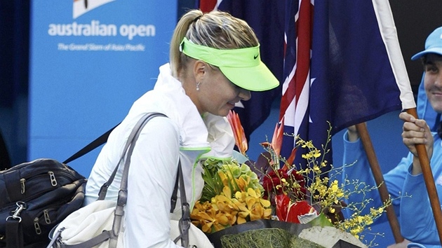 KYTKY. Maria arapovová z Ruska dostává ped finále Australian Open kytici.