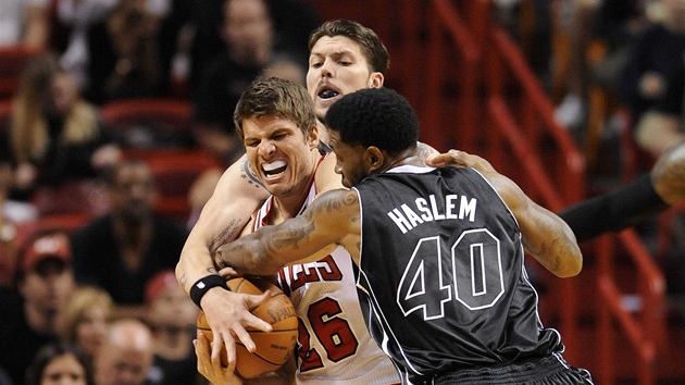 Kyle Korver z Chicaga pod tlakem Udonise Haslema a Mika Millera z Miami.