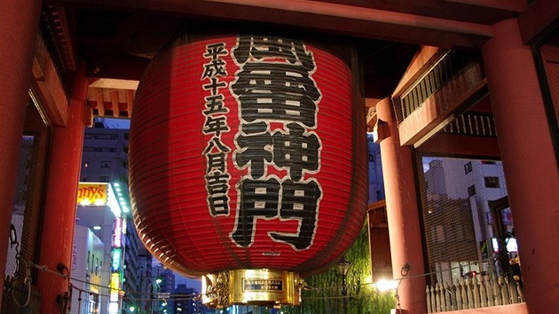Japonsko, Tokio - Chrám Sensódi ve tvrti Asakusa má z jedné strany trnici a