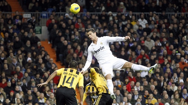 LÉTAJÍCÍ CRISTIANO. Ronaldo z Realu Madrid v souboji s fotbalisty Zaragozy.