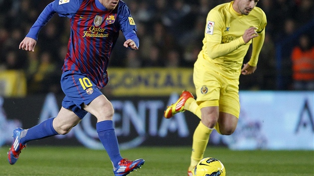 UPRCHNE? Lionel Messi z Barcelony (vlevo) se t s mem k brance Villarealu.
