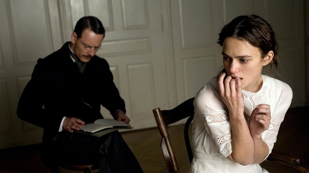 Keira Knightley a Michael Fassbender ve filmu Nebezpená metoda