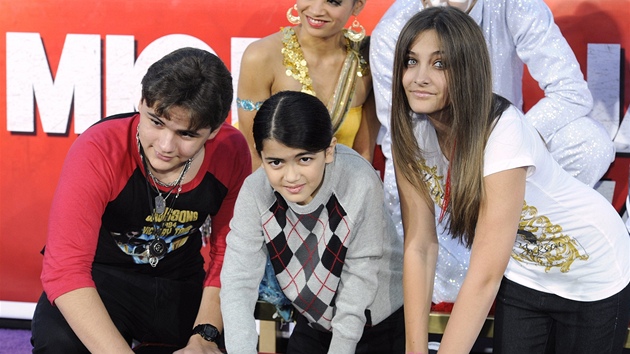 D�ti Michaela Jacksona Prince, Blanket a Paris otiskly do betonu  jeho slavnou