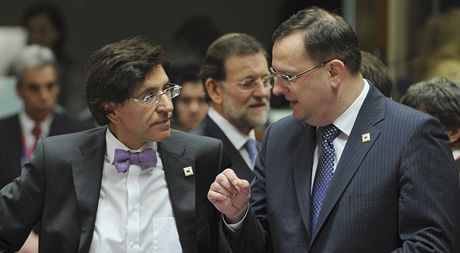 Belgický premiér Elio Di Rupo na summitu v Bruselu hovoí s Petrem Neasem.