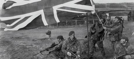 Britt vojci vyvuj vlajku Spojenho krlovstv v Port Howardu na...