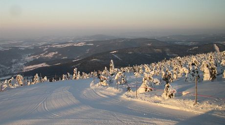 Na Lysé hoe v Krkonoích meteorologové v úterý v 8 h ráno namili -13 stup.