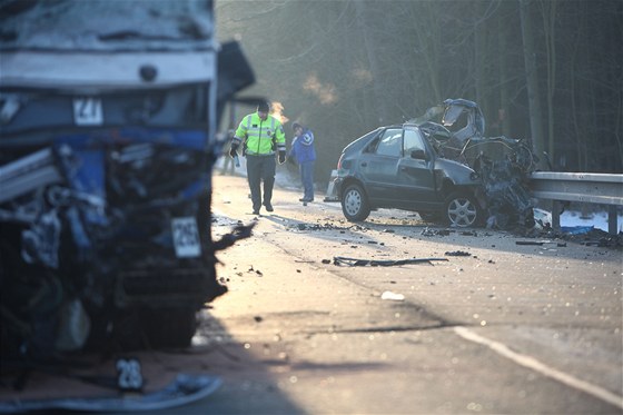 Tragická sráka autobusu a felicie na silnici I/14 nedaleko Dobruky