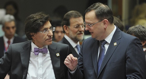Belgický premiér Elio Di Rupo na summitu v Bruselu hovoí s Petrem Neasem.