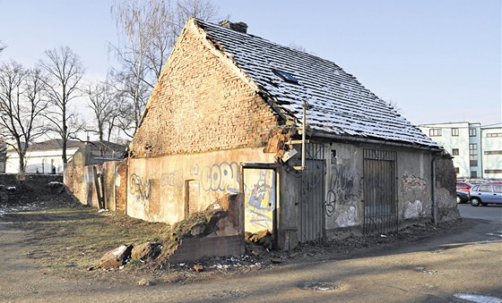 Polorozpadlá ruina v Trávnické ulici v Rakovníku