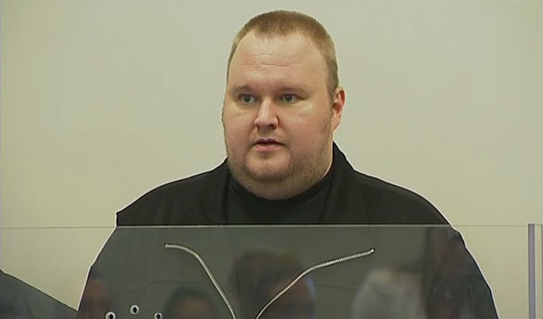 Zakladatel Megauploadu Kim "Dotcom" Schmitz p�ed soudem