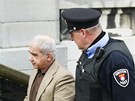 Muhamed afía pichází se svou druhou enou a synem k soudu (30. ledna 2012)