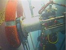 Potápi pipravují oderpání paliva z lodi Costa Concordia (28. ledna 2012)