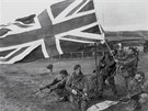 Brittí vojáci vyvují vlajku Spojeného království v Port Howardu na...
