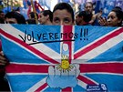 Protestující ped britskou ambasádou v Buenos Aires demonstruje proti britskému