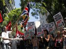 Protestující ped britskou ambasádou v Buenos Aires pálí britskou vlajku na