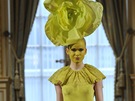 aty z kolekce Alexis Mabille Haute Couture jaro - léto 2012 pedvedla eská