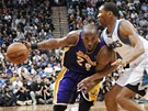 Kobe Bryant z Lakers obchází Wesleyho Johnsona z Minnesoty.