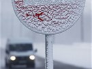 Zamrzlá dopravní znaka po cest do sibiské vesnice Sliznevo (30. ledna 2012)