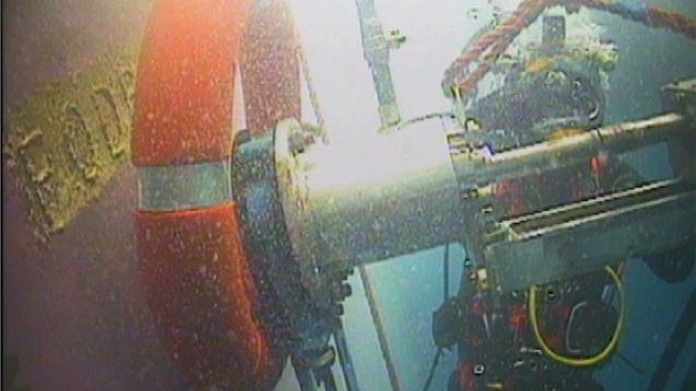 Potápi pipravují oderpání paliva z lodi Costa Concordia (28. ledna 2012)