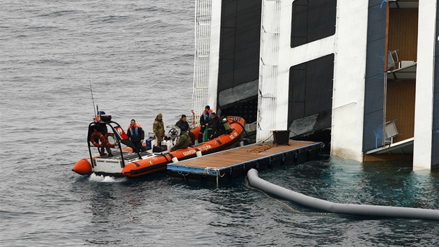 Zchrann prce u lodi Costa Concordia (31. ledna 2011)