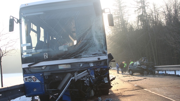 Tragick srka autobusu a felicie na silnici I/14 nedaleko Dobruky. 