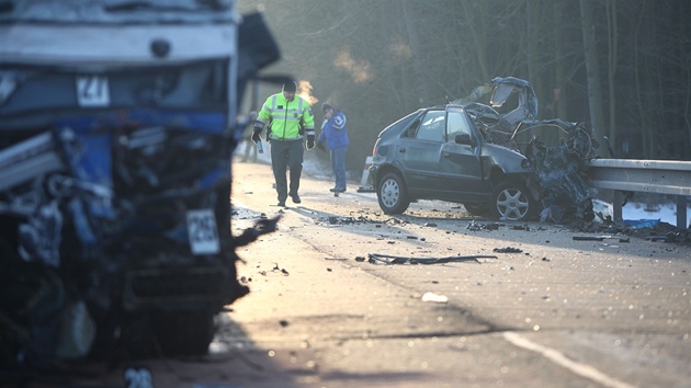 Tragick srka autobusu a felicie na silnici I/14 nedaleko Dobruky. 