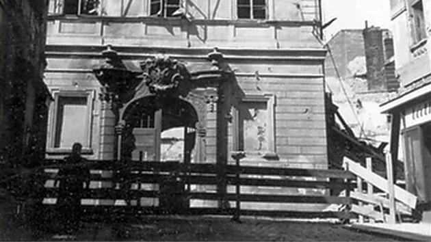 Na místě obchodního centra Velký Špalíček v Brně stály středověké domy. Na snímku z roku 1944 je vybombardovaný dům v ulici Mečová číslo 2 (pohled z Panské ulice).