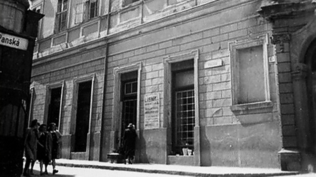 Na místě obchodního centra Velký Špalíček v Brně stály středověké domy. Na snímku z roku 1944 je vybombardovaný dům v ulici Mečová číslo 2 (pohled z Panské ulice).