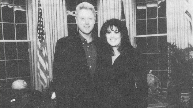 Prezident a jeho stistka. "Ve nejlep k narozeninm, Moniko! Bill Clinton, 23. 7. 1997" stoj na fotce.