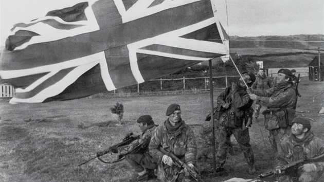 Brittí vojáci vyvují vlajku Spojeného království v Port Howardu na...