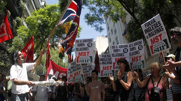 Protestující ped britskou ambasádou v Buenos Aires pálí britskou vlajku na