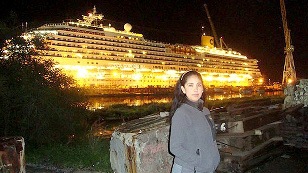 Erika Fani Soria Molinaová u výletní lodi Costa Concordia.