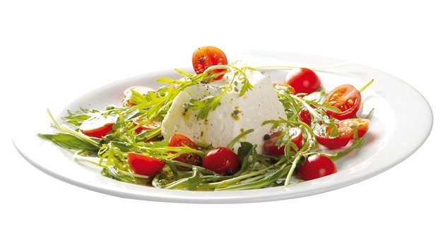 Mozzarella s tomaty a rukolou � do jídelních voz� se vracejí kvalitní pokrmy z...