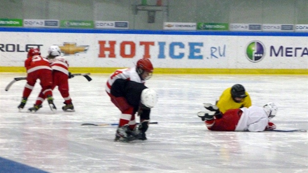 ZAVÍTÁ DO PRAHY. Od loského mistrovství svta nemají etí fanouci rádi ruského útoníka Jevgenije Aruchina. Na podzim v dresu Petrohradu zavítá do Prahy na utkání KHL.