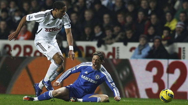 AU, TO BOL. Fernando Torres z Chelsea (v modrm) ki bolest po zkroku Ashleyho Williamse ze Swansea.